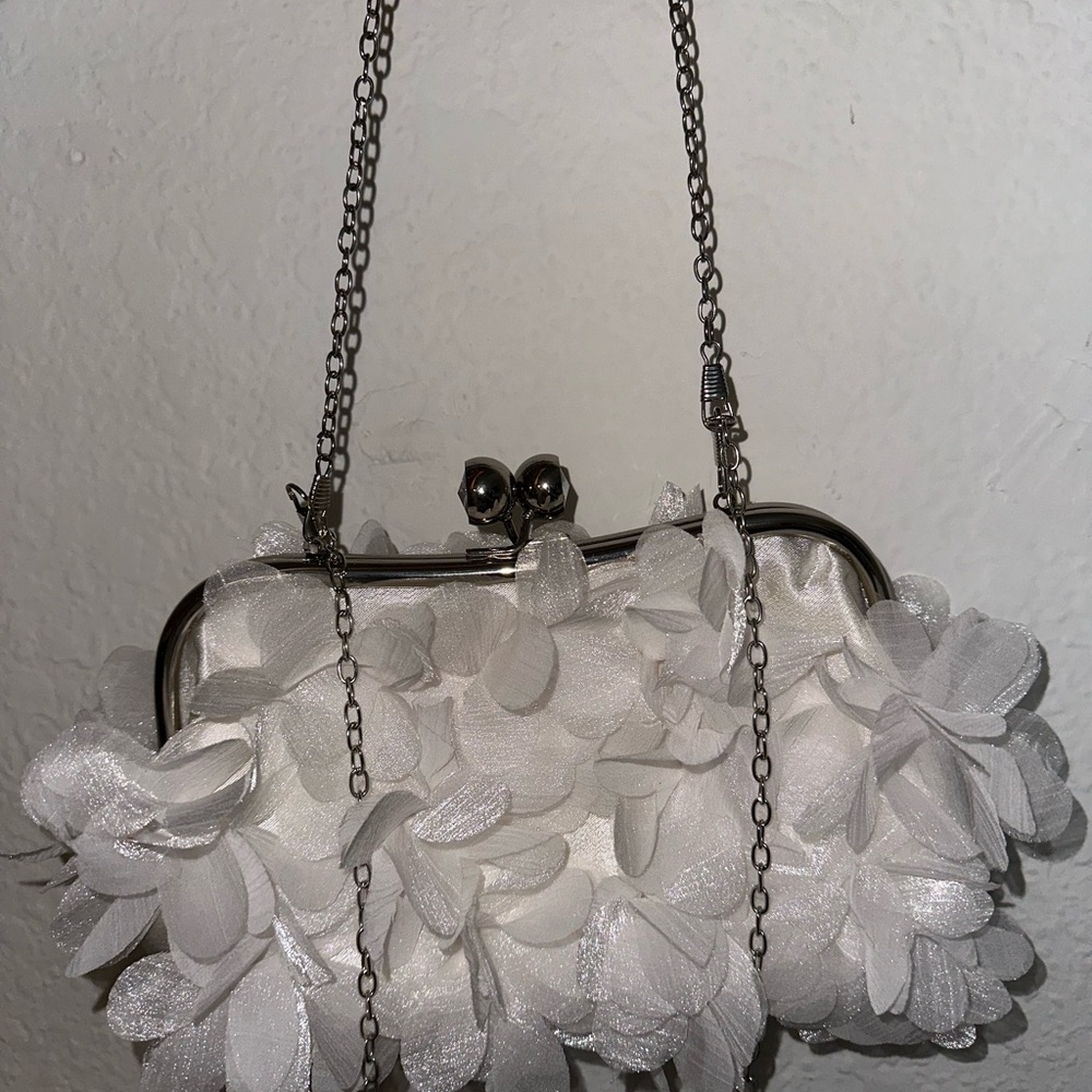 Elegant White Floral Chain Bag